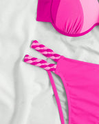 Bikini a fascia color block con scollo all'americana