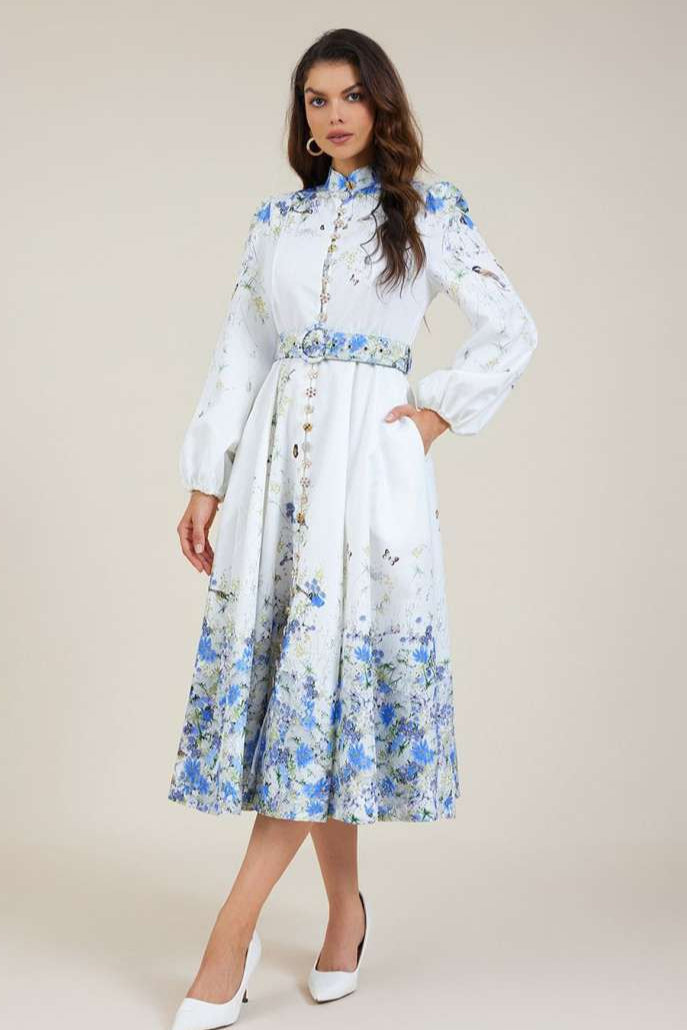 Amelia – Eleganza senza tempo in blu floreale con collo alto