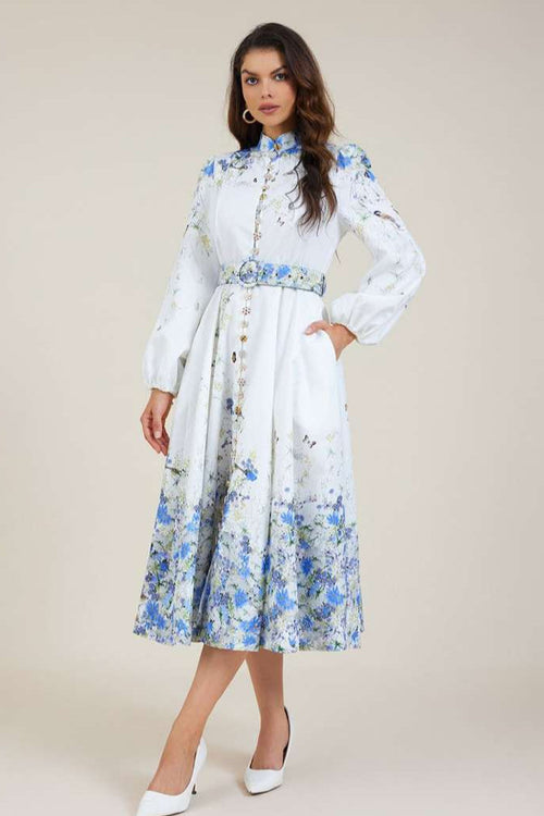 Amelia – Eleganza senza tempo in blu floreale con collo alto