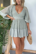 Miniabito in pizzo con dettagli sul retro