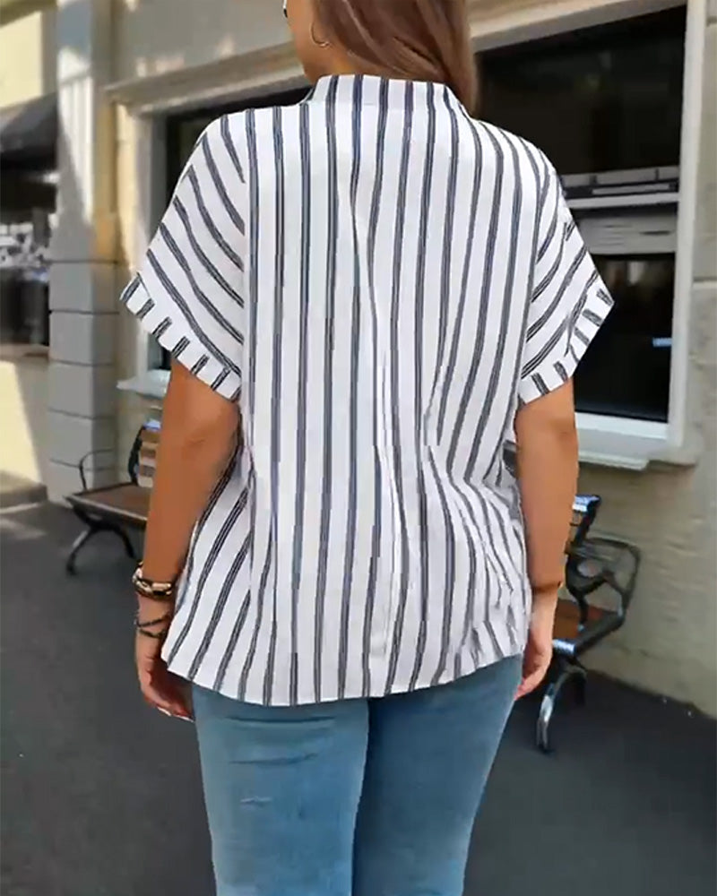 Camicia a righe con scollo a V e bottoni