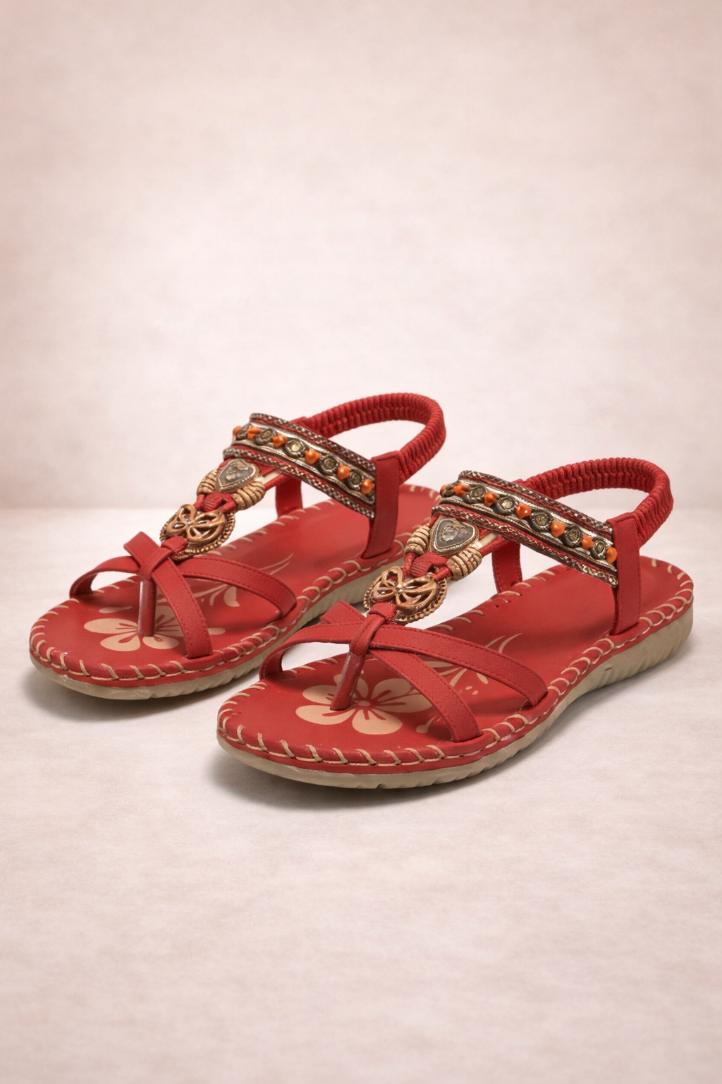 Sandali in stile ibizenco che combinano comfort ed eleganza