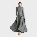 Abito lungo con un'eleganza minimale