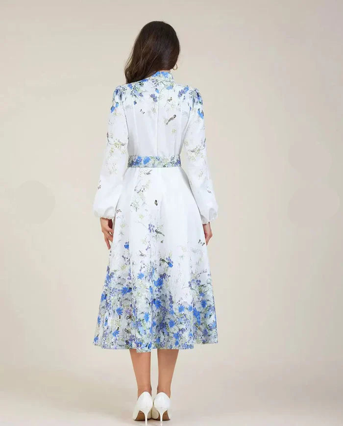 Amelia – Eleganza senza tempo in blu floreale con collo alto