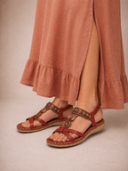 Sandali in stile ibizenco che combinano comfort ed eleganza