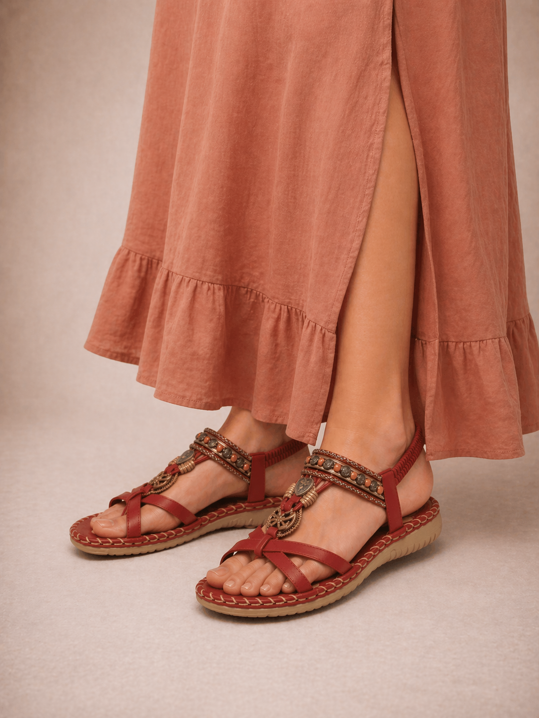 Sandali in stile ibizenco che combinano comfort ed eleganza