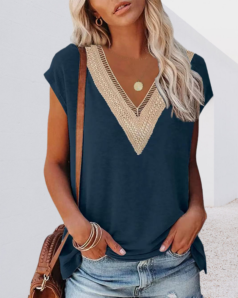 T-shirt scollo a V con pizzo