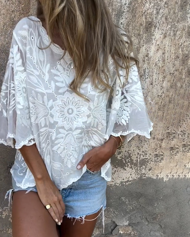 Blusa con maniche a farfalla, scollo rotondo e ricamo