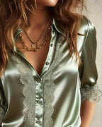 Camicia in raso con colletto a risvolto e finiture in pizzo