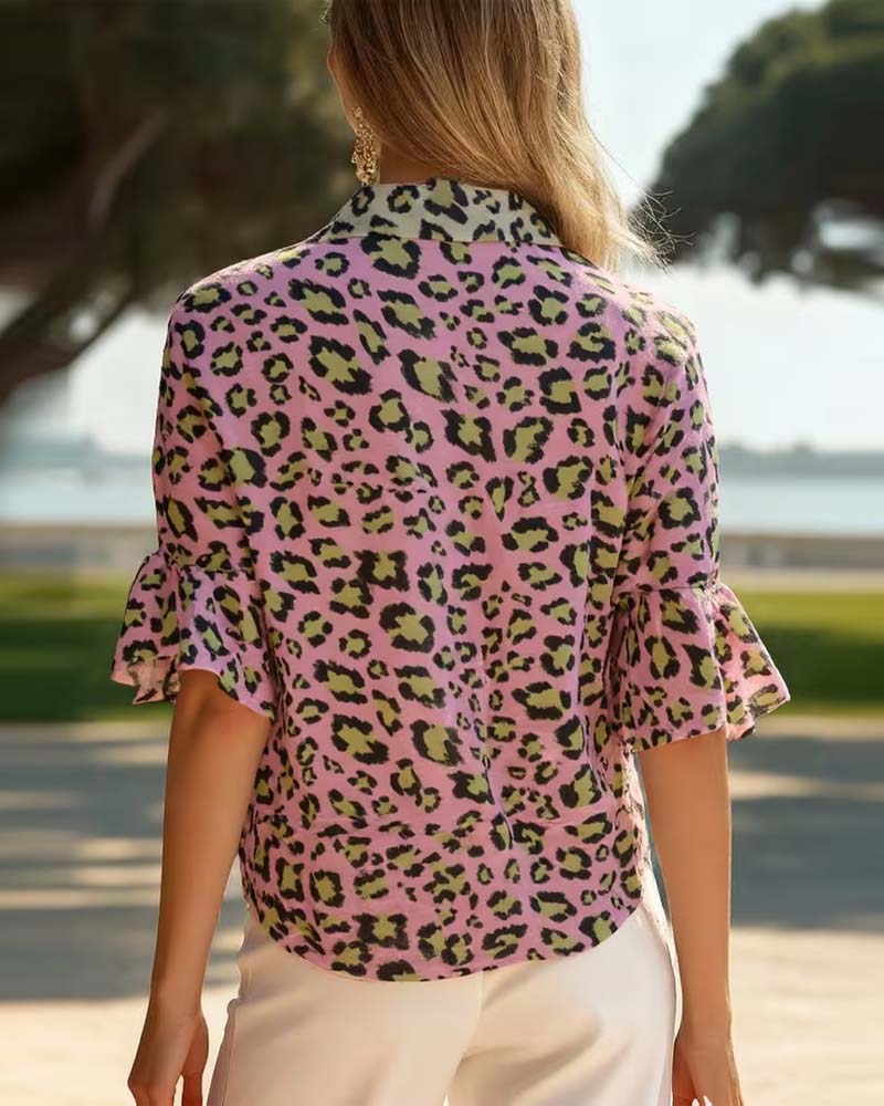 Camicetta stampata leopardata di tendenza con risvolti