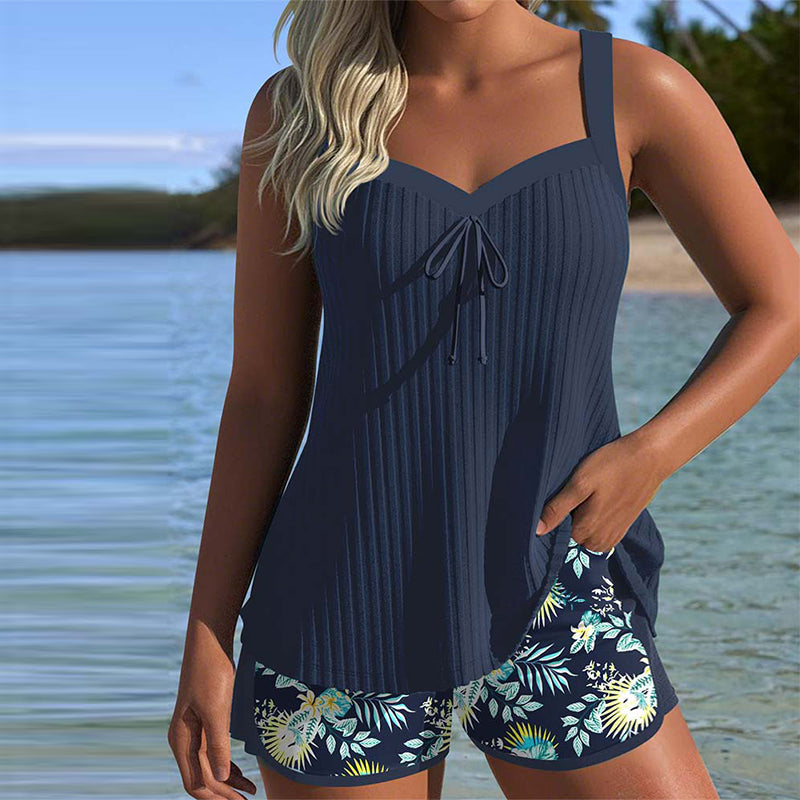 Tankini a righe a due pezzi con pantaloncini da spiaggia