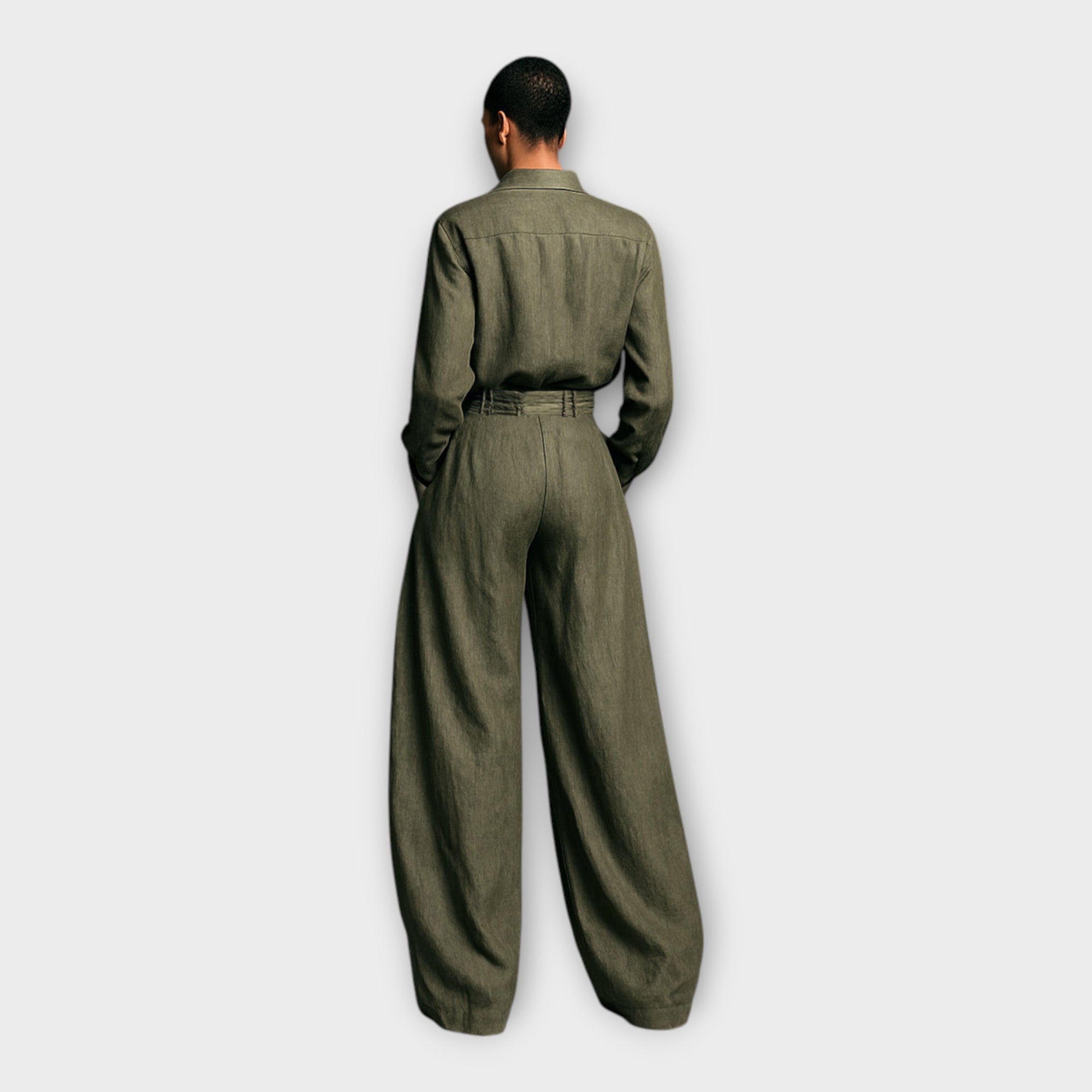 Camicia e pantaloni con disinvolta eleganza