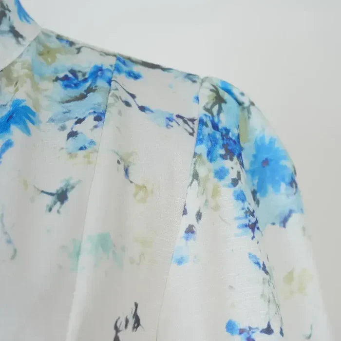 Amelia – Eleganza senza tempo in blu floreale con collo alto