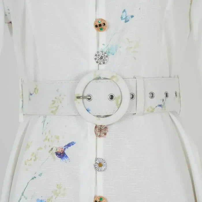 Amelia – Eleganza senza tempo in blu floreale con collo alto