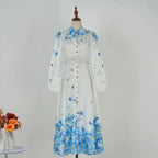 Amelia – Eleganza senza tempo in blu floreale con collo alto