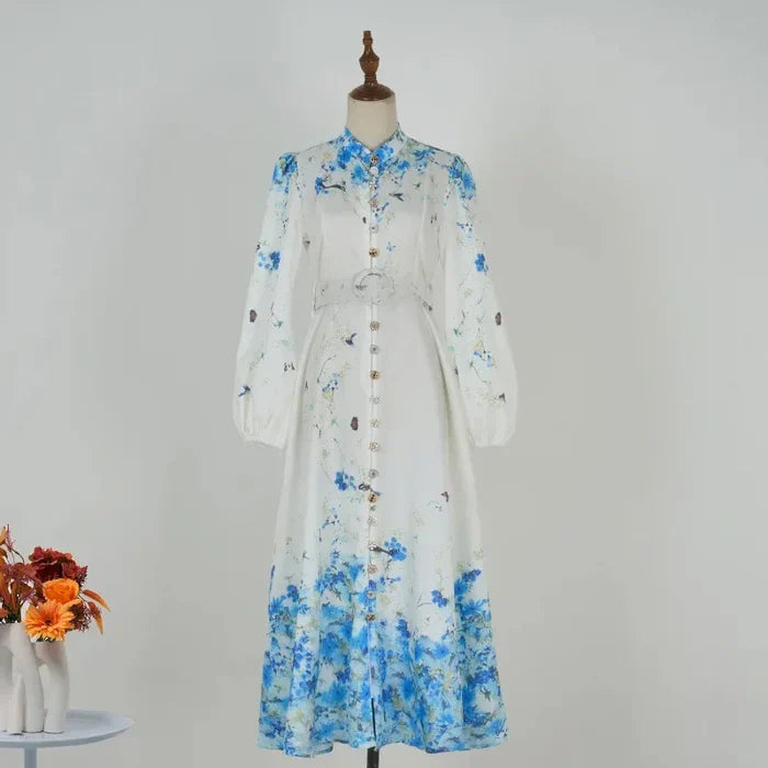 Amelia – Eleganza senza tempo in blu floreale con collo alto