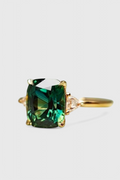 Elegante Anello con Smeraldo Quadrato e Finitura Dorata