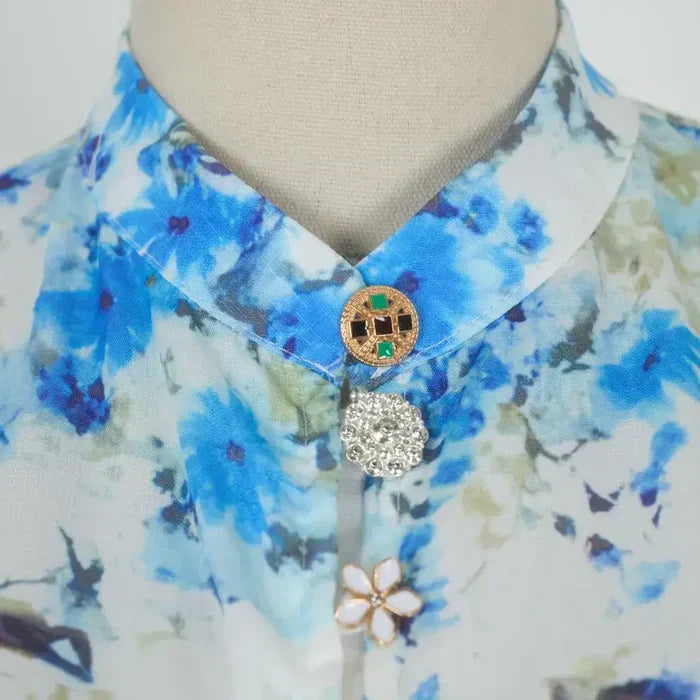 Amelia – Eleganza senza tempo in blu floreale con collo alto