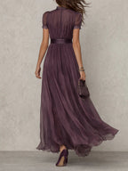Flavia | Vestito lungo viola con scollo a chiave, bordo in pizzo di chiffon