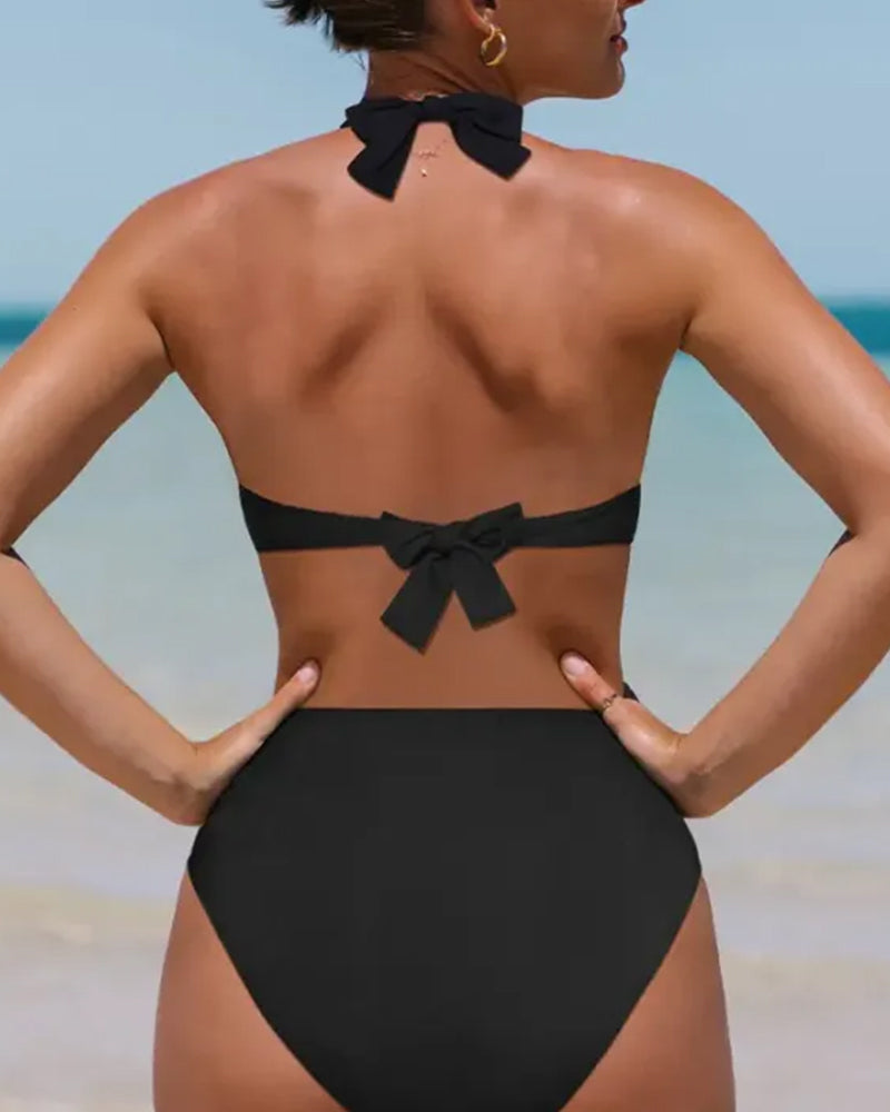 Set Bikini con Cut-Out, Vita Alta e Design All'Americana