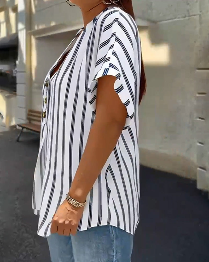 Camicia a righe con scollo a V e bottoni