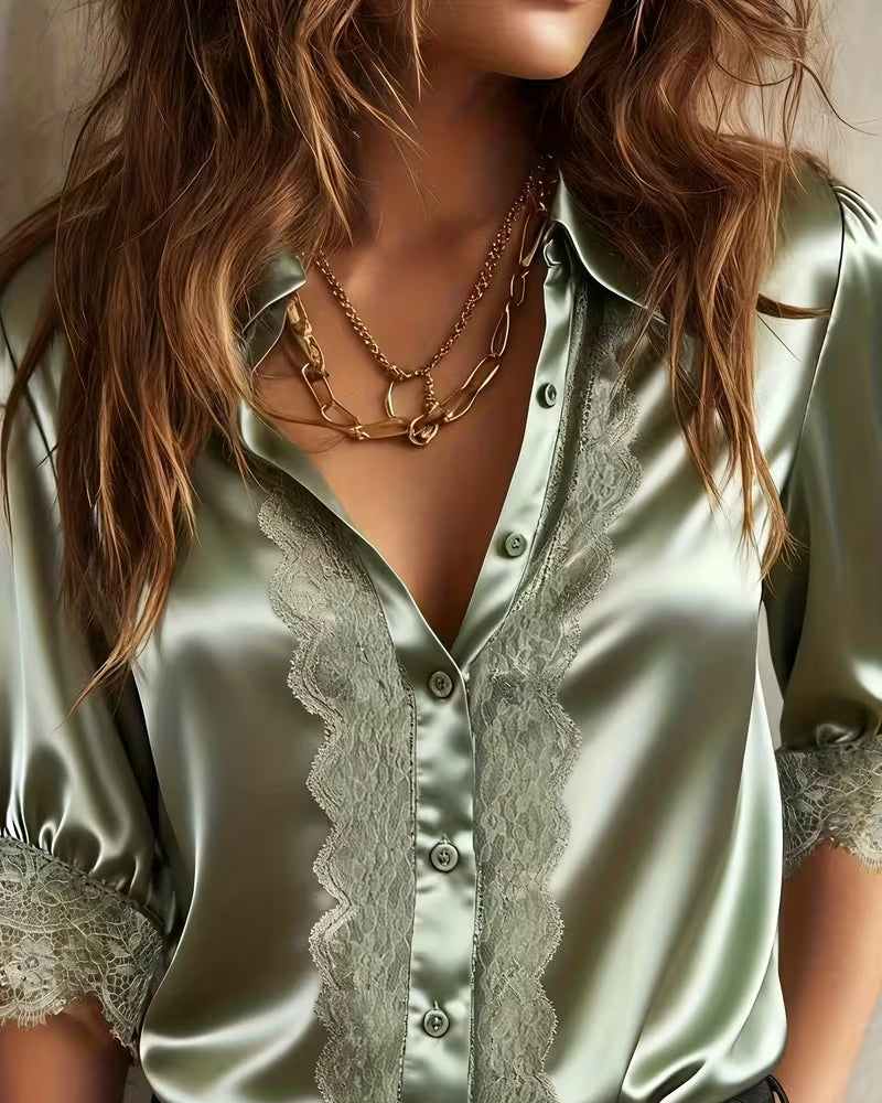 Camicia in raso con colletto a risvolto e finiture in pizzo