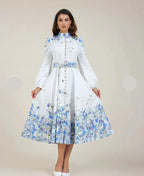 Amelia – Eleganza senza tempo in blu floreale con collo alto
