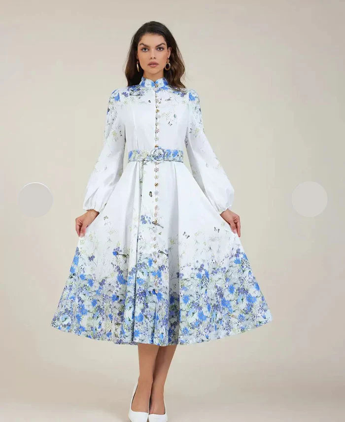 Amelia – Eleganza senza tempo in blu floreale con collo alto