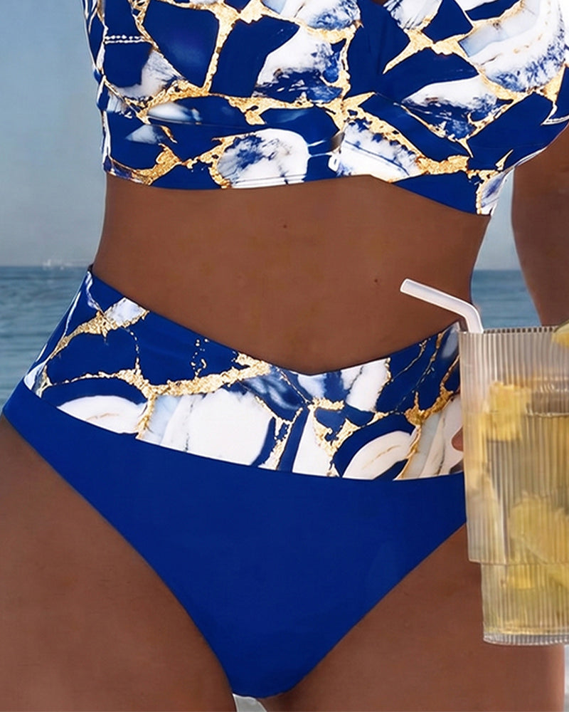 Bikini con bretelle e intagli design