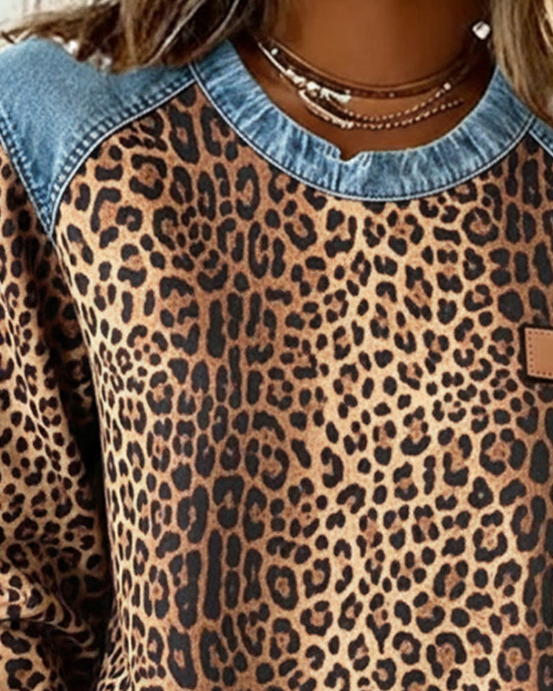 Felpa stampata leopardata con patchwork in denim