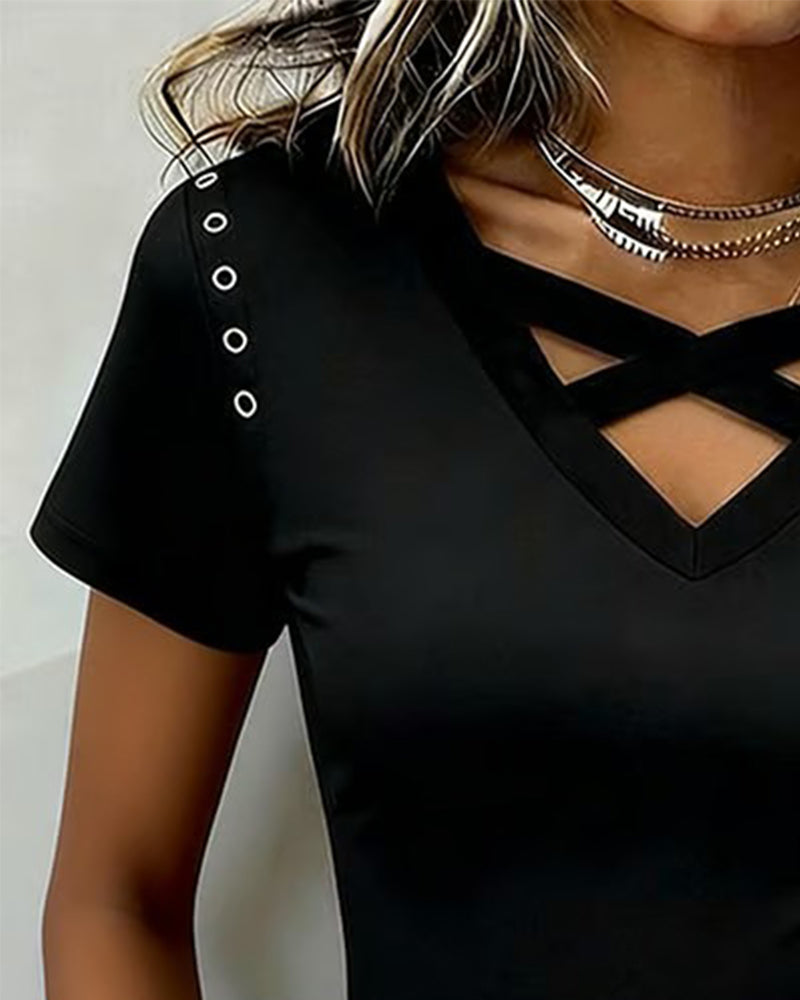 T-shirt slim con scollo a incrocio e intagli