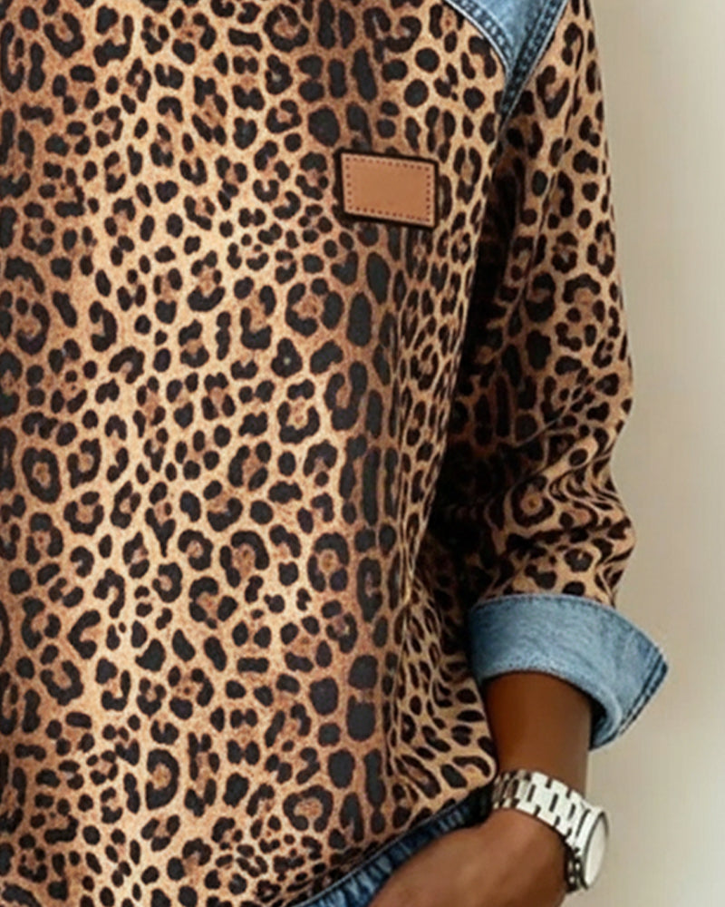 Felpa stampata leopardata con patchwork in denim