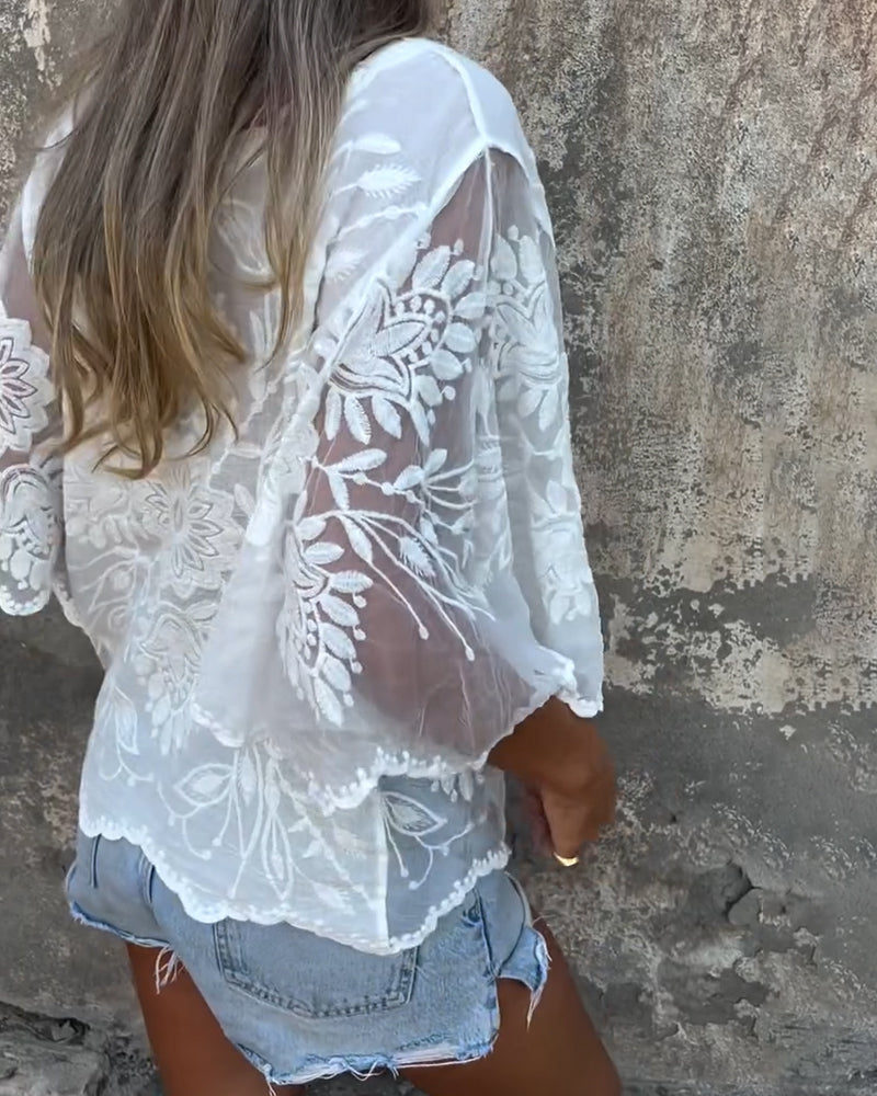 Blusa con maniche a farfalla, scollo rotondo e ricamo