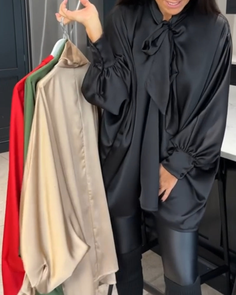 Con nastro monocolore e camicetta elegante