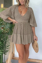 Miniabito in pizzo con dettagli sul retro