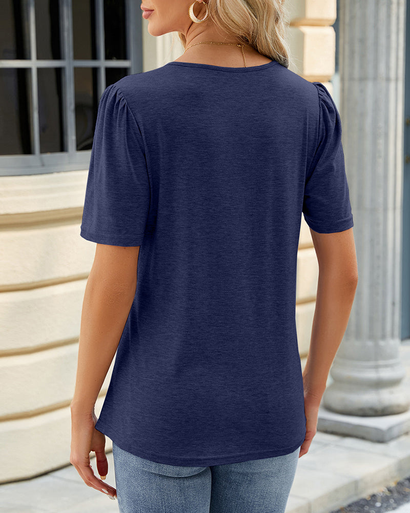 T-shirt scollato a U arricciato a tinta unita