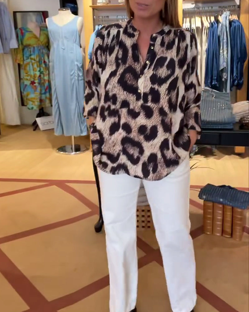 Camicetta oversize con stampa leopardata e mezza abbottonatura