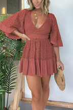 Miniabito in pizzo con dettagli sul retro