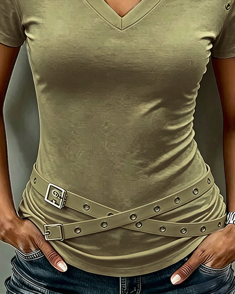T-shirt slim con scollo a incrocio e intagli