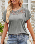 Top a maniche corte in tinta unita con cuciture in pizzo e mesh