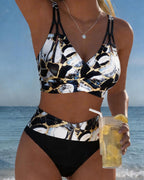 Bikini con bretelle e intagli design
