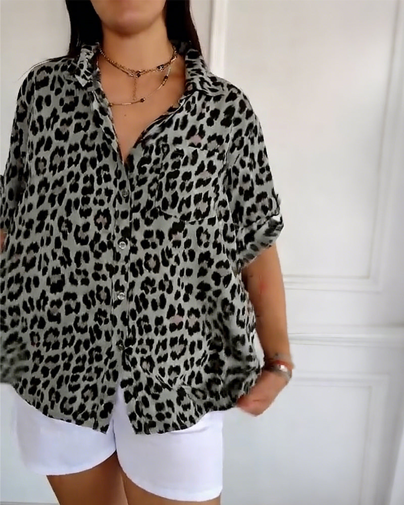 Camicette alla moda con stampa leopardata