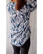 Blusa casual abbottonata con stampa a foglie, scollo a V e maniche a tre quarti