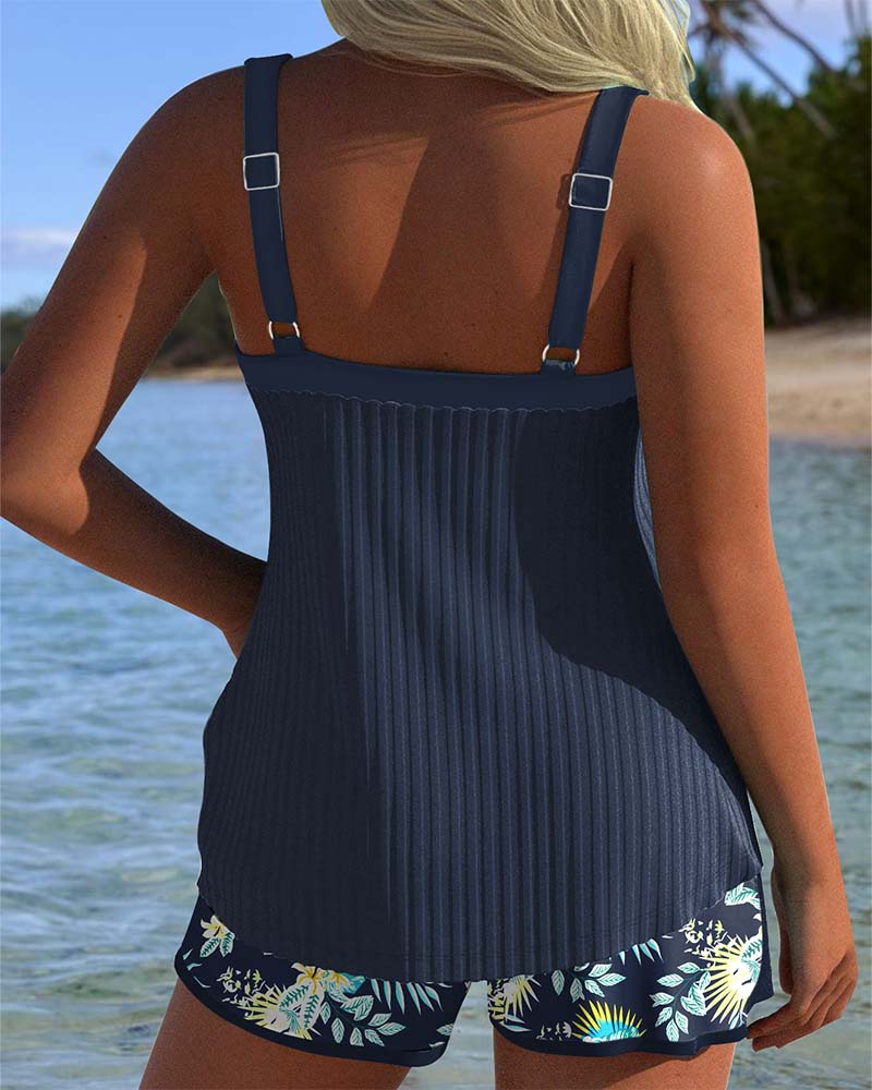 Tankini a righe a due pezzi con pantaloncini da spiaggia