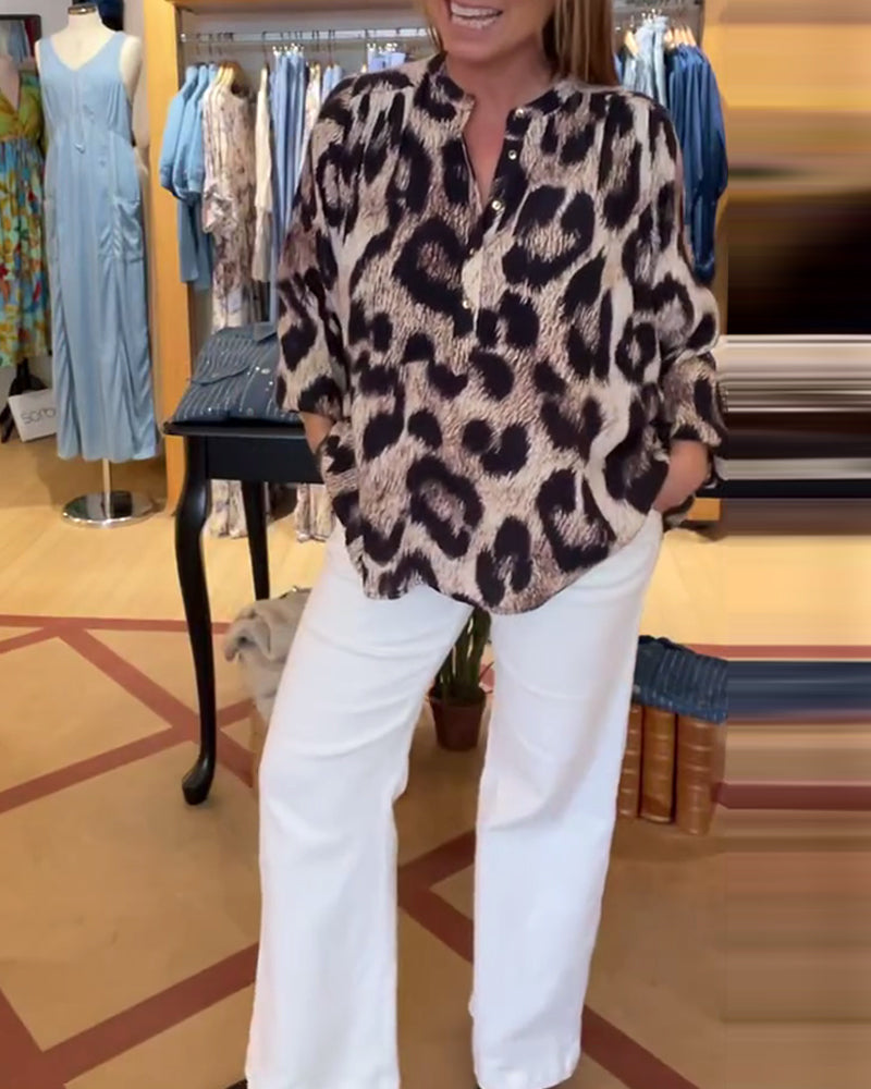 Camicetta oversize con stampa leopardata e mezza abbottonatura