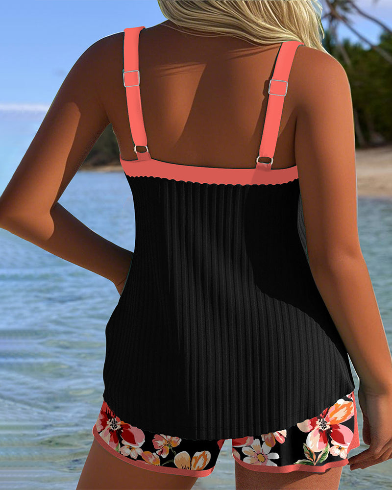 Tankini con scollo a V stampato con pantaloncino sportivo