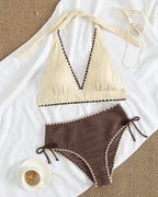 Completo bikini a due pezzi con scollo all'americana e design a colori a contrasto