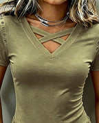 T-shirt slim con scollo a incrocio e intagli