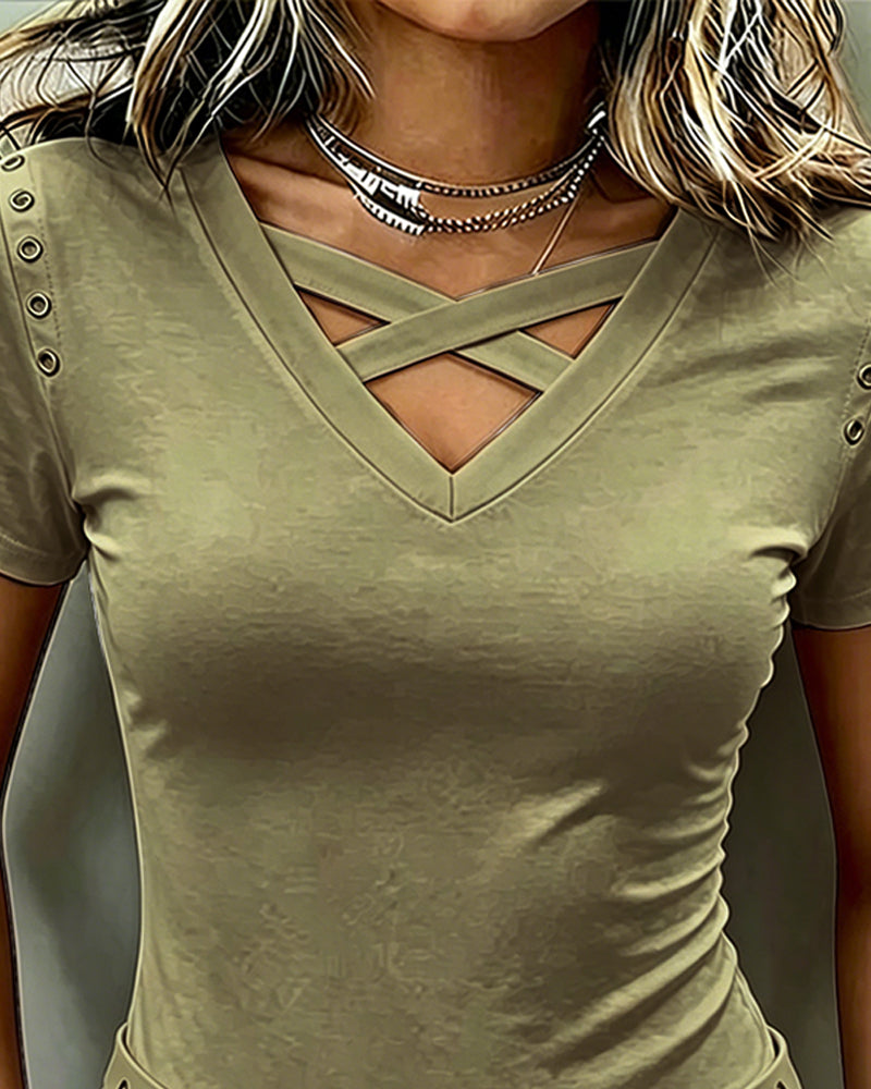 T-shirt slim con scollo a incrocio e intagli