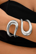 Bracciale dal taglio asimmetrico